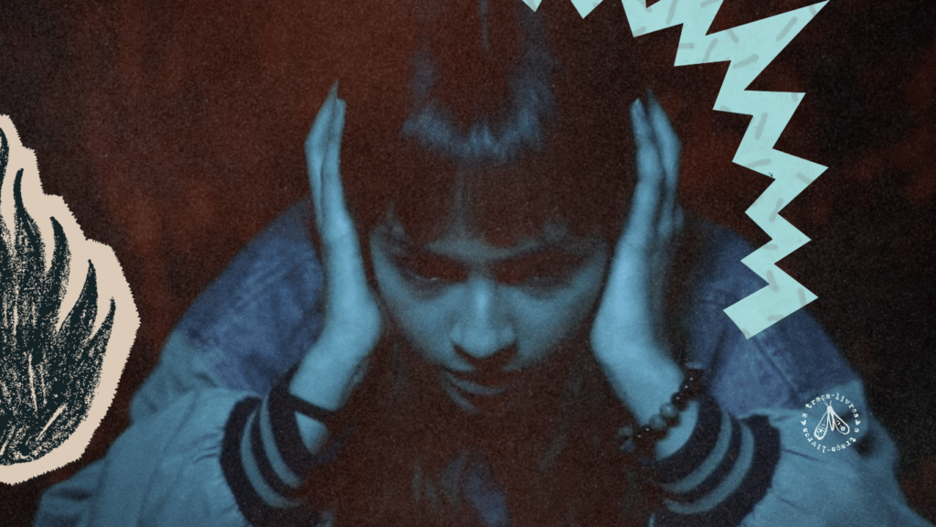 La Cometierra, personagem de Dolores Reyes, com as mãos na cabeça em atmosfera sombria, simbolizando trauma, estranhamento e o insólito literário na Literatura Latino Americana.