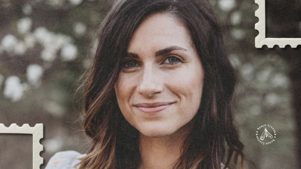 Adrienne Young, escritora do livro Um oceno de coisas não ditas, que veio caixinha de março da TAG Inéditos.