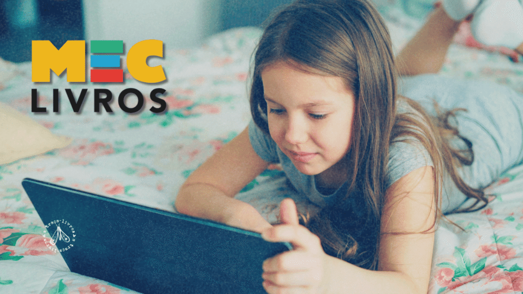 Uma criança usa um tablet para acessar ao MEC Livros. 