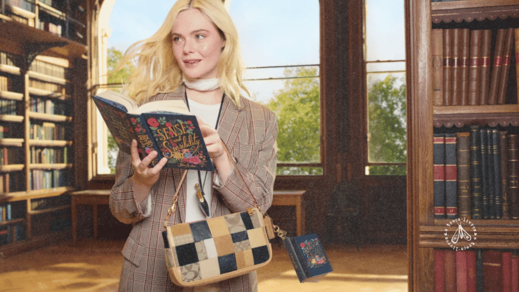 Foto da campanha de lançamento dos book charms entre a Coach e a Penguin com Elle Fanning.