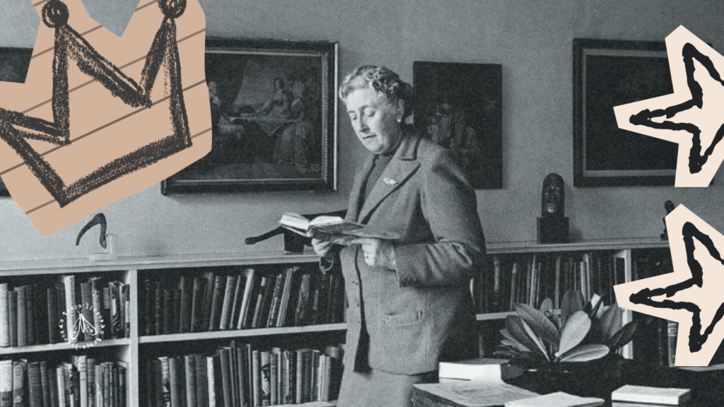 Agatha Christie em uma biblioteca. Estilo colagem com coroa e elementos de cozy mystery. Ao centro, a autora lê um livro em ambiente clássico e acolhedor.