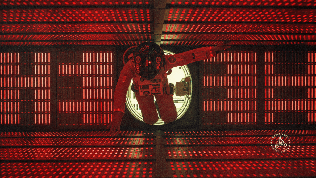 Astronauta em corredor tecnológico vermelho, remetendo à jornada épica de 2001: Uma Odisseia no Espaço, um marco do romance fix-up na ficção científica.